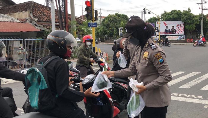 Bakti untuk Negeri, Polresta Banyuwangi Bagikan 300 Masker kepada Pengguna Jalan Bakti untuk Negeri, Polresta Banyuwangi Bagikan 300 Masker kepada Pengguna Jalan