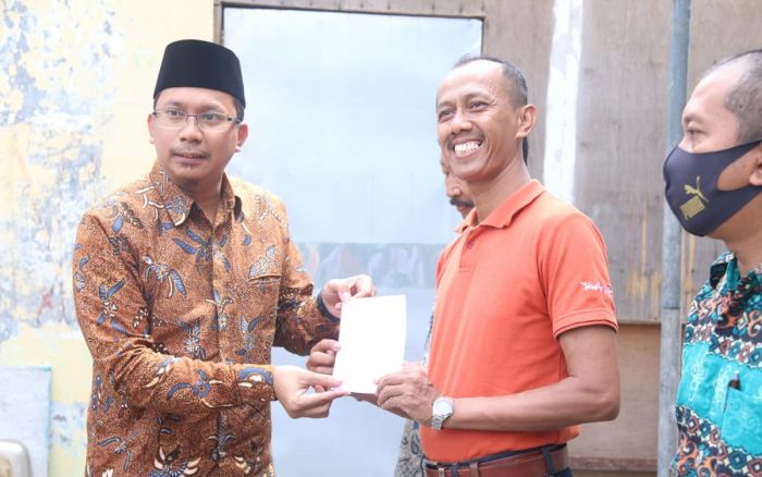 Bupati Sidoarjo Serahkan Bantuan Bagi Korban Puting Beliung