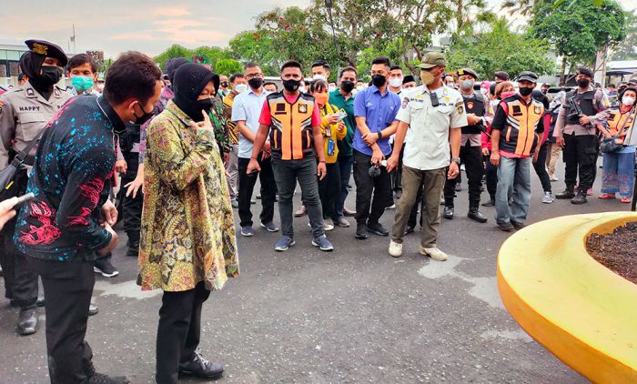 Mensos Risma Ajak Anak-Anak Yatim Korban Covid-19 Ziarah ke Makam Bung Karno