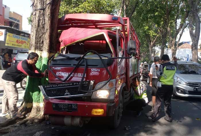 Diduga Sopir Mengantuk, Truk Bermuatan Ratusan Tabung LPG Hantam Pohon