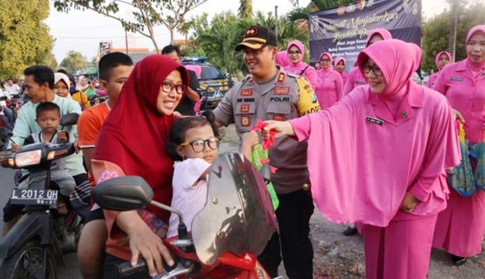 Tingkatkan Silaturahmi di Bulan Suci, Kapolres Bangkalan Bagi-bagi Takjil Tingkatkan Silaturahmi di Bulan Suci, Kapolres Bangkalan Bagi-bagi Takjil