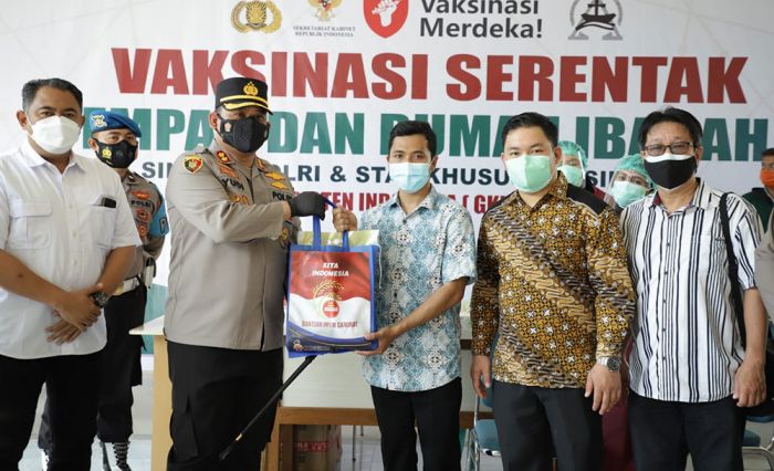 Kapolres Kediri Kota Pantau Vaksinasi di Gereja Kristen Indonesia Kediri Kapolres Kediri Kota Pantau Vaksinasi di Gereja Kristen Indonesia Kediri