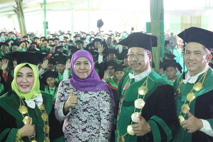 Hadiri Wisuda ke-15 Unisla, Khofifah Ajak Sarjana Kreatif dan Siap Bersaing di Dunia Kerja