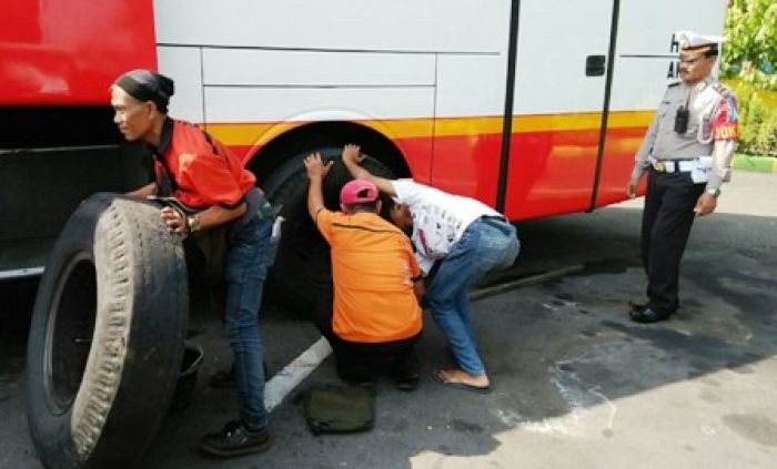 Ban Bus Aus, Sopir Bus Disuruh Ganti di Tempat