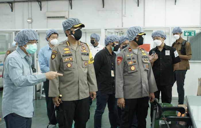 Kapolresta Sidoarjo Kunjungi Perusahaan Farmasi, Cek Ketersediaan Obat Pasien Covid-19 Kapolresta Sidoarjo Kunjungi Perusahaan Farmasi, Cek Ketersediaan Obat Pasien Covid-19