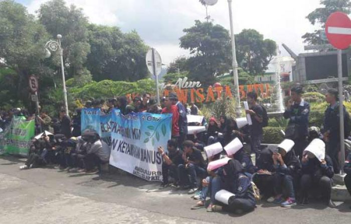 Aksi Peringatan Hari Bumi di Alun-Alun Batu Dapat Pengawalan dari Polisi Aksi Peringatan Hari Bumi di Alun-Alun Batu Dapat Pengawalan dari Polisi