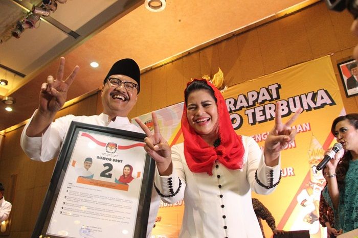 Dapat Nomor 2, Gus Ipul-Puti Ingatkan Simbol Persaudaraan dan Perdamaian Dapat Nomor 2, Gus Ipul-Puti Ingatkan Simbol Persaudaraan dan Perdamaian