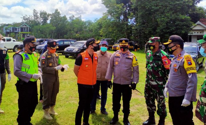 Operasi Gabungan di Perbatasan Trenggalek - Tulungagung, Pengendara Di-rapid Test Antigen Operasi Gabungan di Perbatasan Trenggalek - Tulungagung, Pengendara Di-rapid Test Antigen