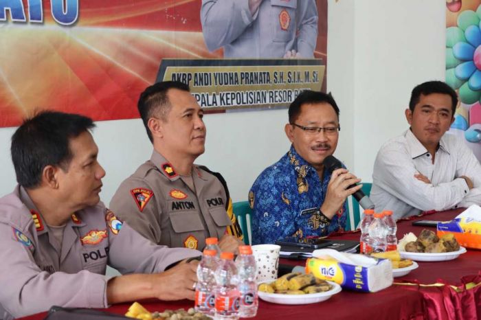 Polres dan Pemkot Batu Edukasi Puluhan Peternak untuk Penanganan dan Pencegahan PMK Polres dan Pemkot Batu Edukasi Puluhan Peternak untuk Penanganan dan Pencegahan PMK