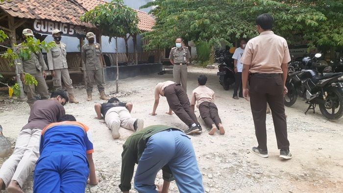 Ketahuan Nongkrong di Warung Masih Pakai Seragam, Puluhan Pelajar di Tuban Dihukum Push Up 50 Kali