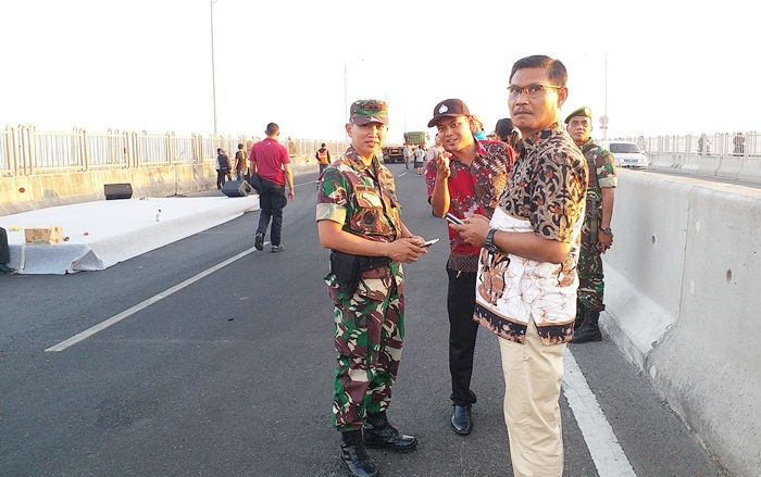 Mengintip Persiapan Personel Sambut Presiden di Jembatan Tol Suramadu Besok Pagi Mengintip Persiapan Personel Sambut Presiden di Jembatan Tol Suramadu Besok Pagi