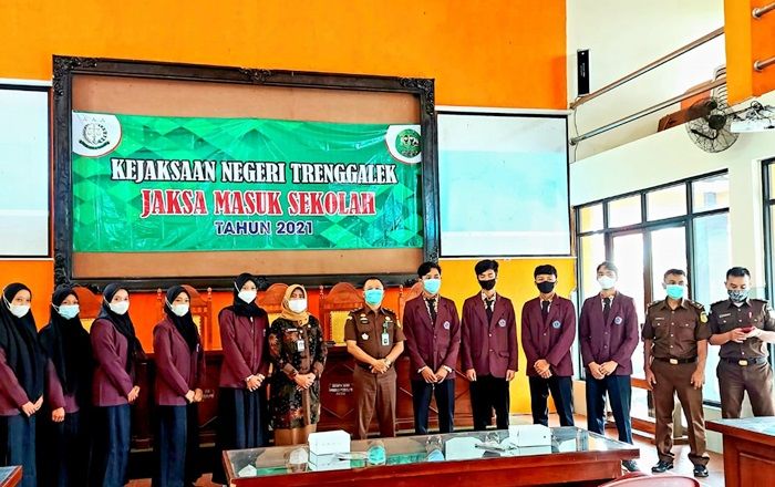 Beri Bekal Siswa Soal Hukum, Kejari Trenggalek Gelar JMS di SMKN 1 Pogalan Beri Bekal Siswa Soal Hukum, Kejari Trenggalek Gelar JMS di SMKN 1 Pogalan