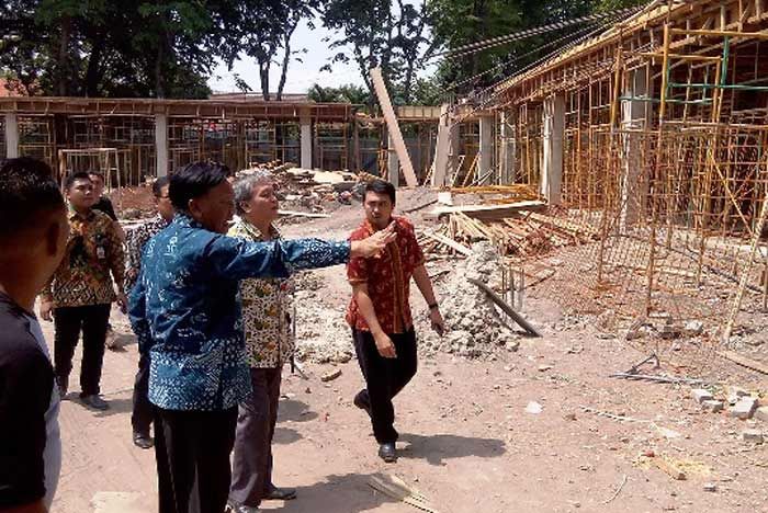 Khozin Apresiasi Progres Proyek Revitalisasi Alun-alun Gresik Khozin Apresiasi Progres Proyek Revitalisasi Alun-alun Gresik