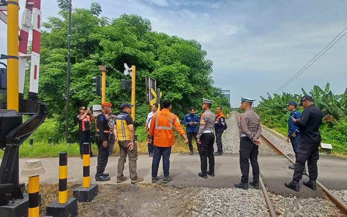 Tekan Risiko Laka saat Nataru, Satlantas Polres Pasuruan Sisir Lokasi Rawan di Perlintasan KA