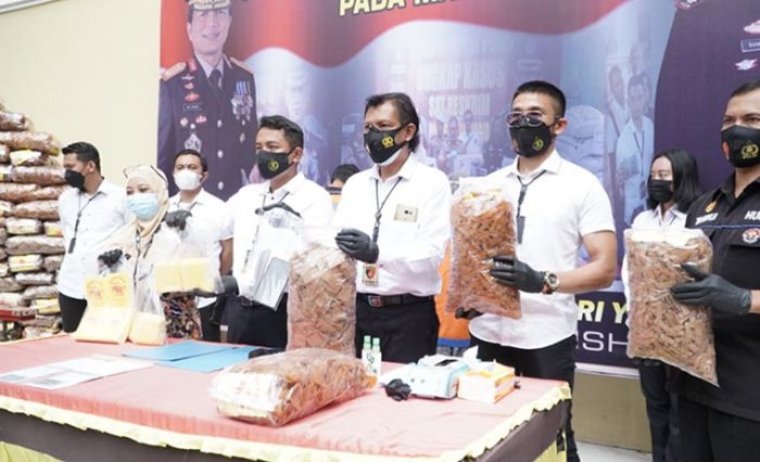 Polisi Gerebek Tempat Produksi Kerupuk Tahu Berbahan Boraks di Sidoarjo