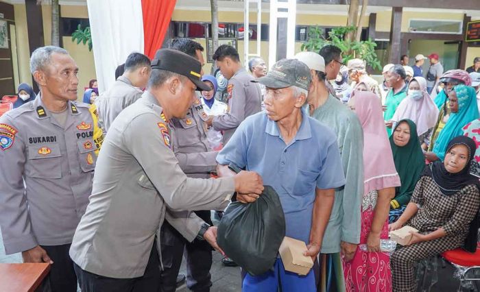 Jelang Pemilu 2024, Polres Lamongan Bagikan 1.000 Paket Sembako untuk Masyarakat Jelang Pemilu 2024, Polres Lamongan Bagikan 1.000 Paket Sembako untuk Masyarakat