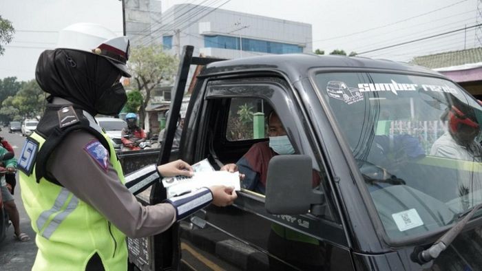 Cegah Penyebaran Covid-19, Satlantas Polres Gresik Bagikan Masker dan Hand Sanitizer