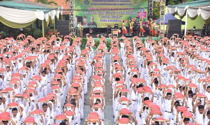 Tari Kolosal Ngoyek Kupang Ribuan Siswa di Sidoarjo Pecahkan Rekor Muri Tari Kolosal Ngoyek Kupang Ribuan Siswa di Sidoarjo Pecahkan Rekor Muri