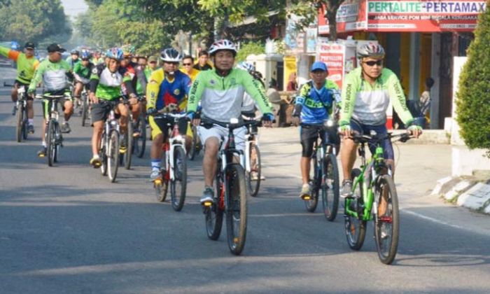 Sambil Bersepeda, Danrem 081/DSJ Blusukan ke Pasar Tradisional Wungu dan KPAD Bosbow