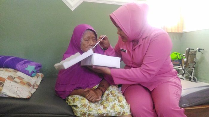 ​Ibu-ibu Bhayangkari Kota Malang Santuni Lansia di Blimbing