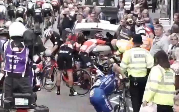 Tour of Britain Diwarnai Kecelakaan Massal Gara-gara Mobil Parkir Sembarangan Tour of Britain Diwarnai Kecelakaan Massal Gara-gara Mobil Parkir Sembarangan