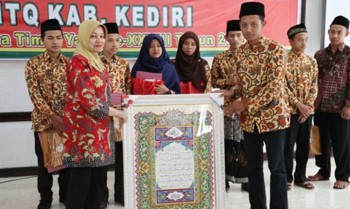 Bupati Kediri Serahkan Penghargaan kepada Juara MTQ Bupati Kediri Serahkan Penghargaan kepada Juara MTQ