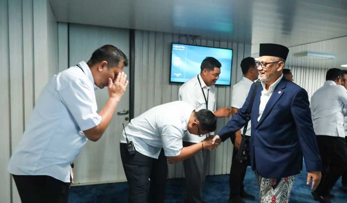 Menhaj Gus Irfan Tegaskan Pelayanan Jemaah Haji Berlanjut hingga Kloter Terakhir
