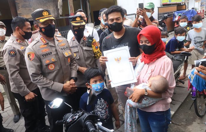 Presiden Jokowi Beri Motor Baru untuk Driver Ojol Wanita dari Wiyung Surabaya Presiden Jokowi Beri Motor Baru untuk Driver Ojol Wanita dari Wiyung Surabaya