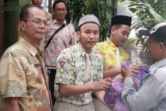 Lulus 100 Persen, Siswa SMPN 1 Lamongan Bagi-bagi Sembako ke Tukang Becak Lulus 100 Persen, Siswa SMPN 1 Lamongan Bagi-bagi Sembako ke Tukang Becak