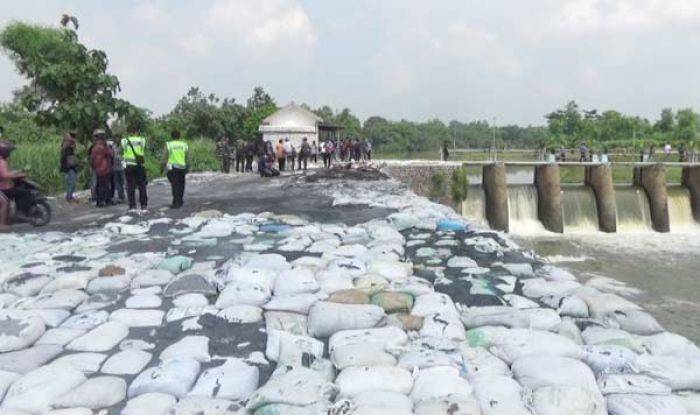 BLH Jombang Pastikan Limbah di Sungai Afur Sumobito Beracun BLH Jombang Pastikan Limbah di Sungai Afur Sumobito Beracun
