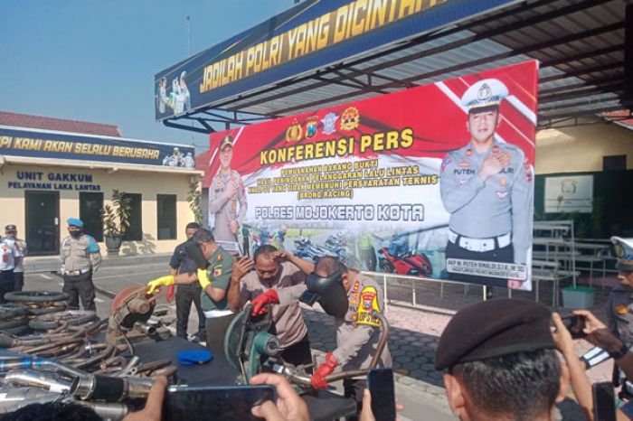 Polres Mojokerto Kota Musnahkan 150 Knalpot Brong Polres Mojokerto Kota Musnahkan 150 Knalpot Brong