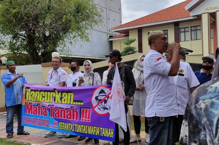 Tuntut Penanganan Sengketa Lebih Transparan, Puluhan Korban Mafia Tanah Demo di Depan PN Sidoarjo Tuntut Penanganan Sengketa Lebih Transparan, Puluhan Korban Mafia Tanah Demo di Depan PN Sidoarjo
