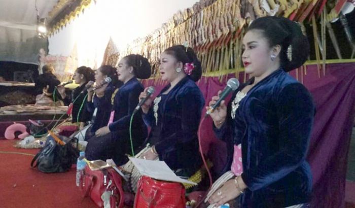 Gelar Wayang Kulit, Semen Indonesia Tuban Datangkan Sinden Luar Negeri Gelar Wayang Kulit, Semen Indonesia Tuban Datangkan Sinden Luar Negeri