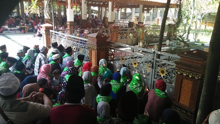 Libur Isra Miraj, Puluhan Ribu Peziarah Penuhi Kompleks Makam Tebuireng Jombang Libur Isra Miraj, Puluhan Ribu Peziarah Penuhi Kompleks Makam Tebuireng Jombang