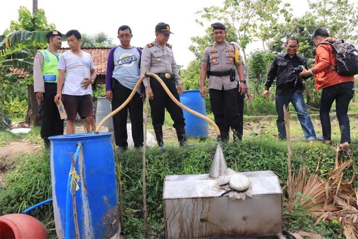 Polisi Gerebek Produksi Miras di Sawah Semanding, 3 Pelaku Berhasil Kabur Polisi Gerebek Produksi Miras di Sawah Semanding, 3 Pelaku Berhasil Kabur