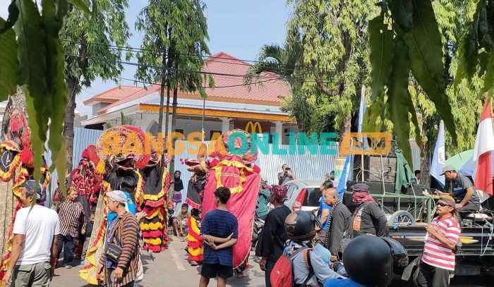 Objek Diduga Cagar Budaya Alih Fungsi Jadi McD, Kantor Disbudparpora Kota Kediri Didemo Warga Objek Diduga Cagar Budaya Alih Fungsi Jadi McD, Kantor Disbudparpora Kota Kediri Didemo Warga