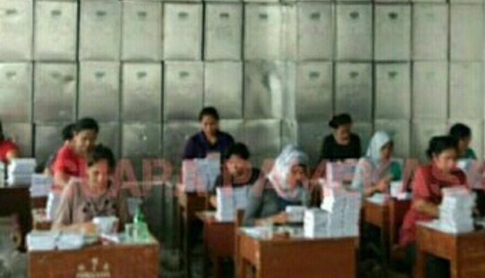 KPU Pamekasan Sortir Surat Suara Pilkada 2018 KPU Pamekasan Sortir Surat Suara Pilkada 2018