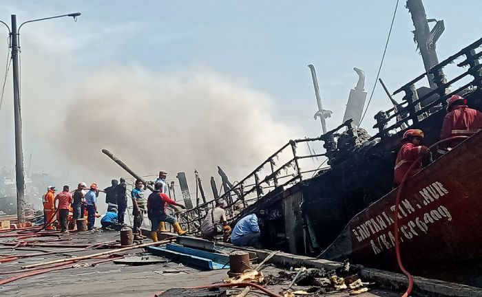 Kapal Ikan Terbakar di Pelabuhan Perikanan Pantai Mayangan Kota Probolinggo Kapal Ikan Terbakar di Pelabuhan Perikanan Pantai Mayangan Kota Probolinggo