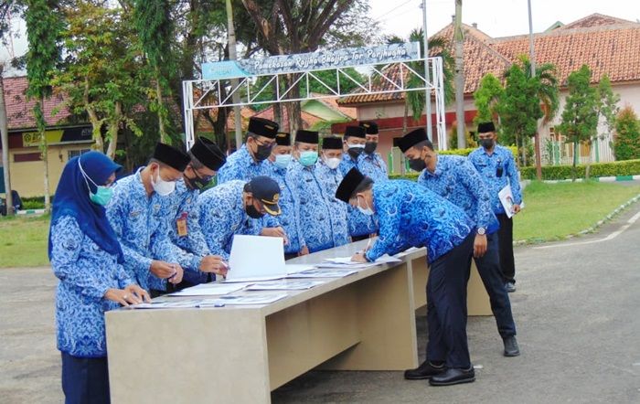Komitmen Diri, Bupati Pamekasan Lakukan Penandatanganan Kontrak Kinerja dengan Seluruh Jajaran Komitmen Diri, Bupati Pamekasan Lakukan Penandatanganan Kontrak Kinerja dengan Seluruh Jajaran