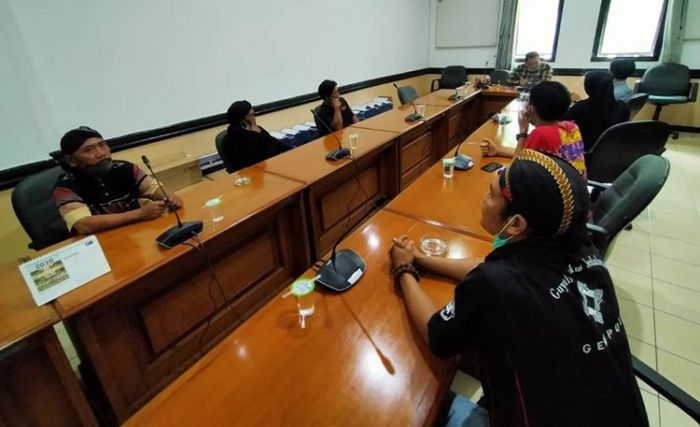 Datangi Gedung DPRD Kabupaten Pasuruan, Warga ​Keluhkan Larangan Mandi di Candi Belahan