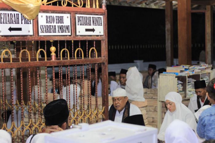 Demi Keselamatan Bangsa, Pengasuh Al Muhajirin Ziarah ke-78 Waliyullah Jawa-Banten Demi Keselamatan Bangsa, Pengasuh Al Muhajirin Ziarah ke-78 Waliyullah Jawa-Banten
