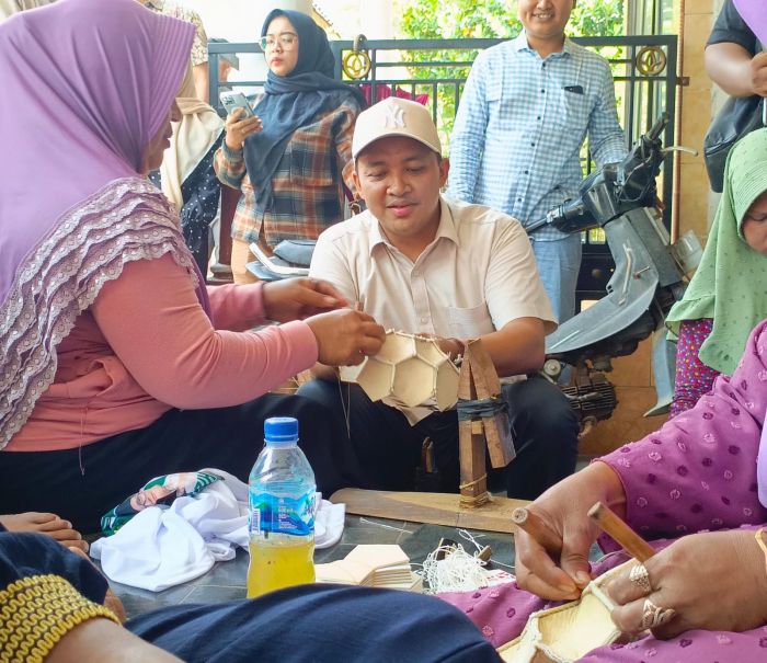 Sambangi Penjahit Bola di Orobulu Pasuruan, Paslon Rubih Siap Kembangkan Program Kemitraan Sambangi Penjahit Bola di Orobulu Pasuruan, Paslon Rubih Siap Kembangkan Program Kemitraan