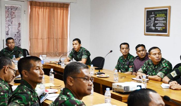 Kolonel Zainuddin Instruksikan Prajurit Rawat Fasilitas Lapangan Rampal Kolonel Zainuddin Instruksikan Prajurit Rawat Fasilitas Lapangan Rampal