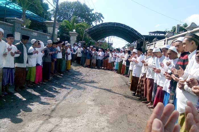Ribuan Pelayat Terus Berdatangan Iringi Pemakaman KH Kholilurrohman