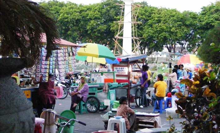 Tak Punya SIM, 195 PKL Alun-Alun Gresik Tetap Tak Ada Kepastian Bisa Jualan Pasca Direlokasi Tak Punya SIM, 195 PKL Alun-Alun Gresik Tetap Tak Ada Kepastian Bisa Jualan Pasca Direlokasi