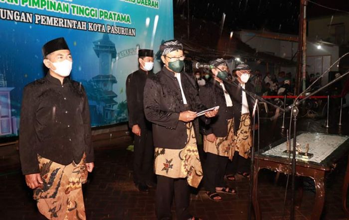 Di Bawah Guyuran Hujan, Gus Ipul Lantik Sekda Kota Pasuruan dan 7 Pejabat Pimpinan Tinggi Pratama Di Bawah Guyuran Hujan, Gus Ipul Lantik Sekda Kota Pasuruan dan 7 Pejabat Pimpinan Tinggi Pratama