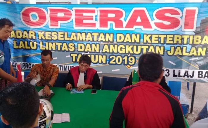 Tim Gabungan Razia Kendaraan Angkutan Barang di Banyuwangi