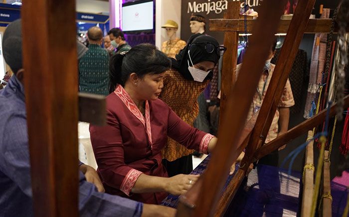Inacraft 2022, Istri Bupati Sekadau Belajar Menenun ke Ketua Dekranasda Kota Kediri Inacraft 2022, Istri Bupati Sekadau Belajar Menenun ke Ketua Dekranasda Kota Kediri