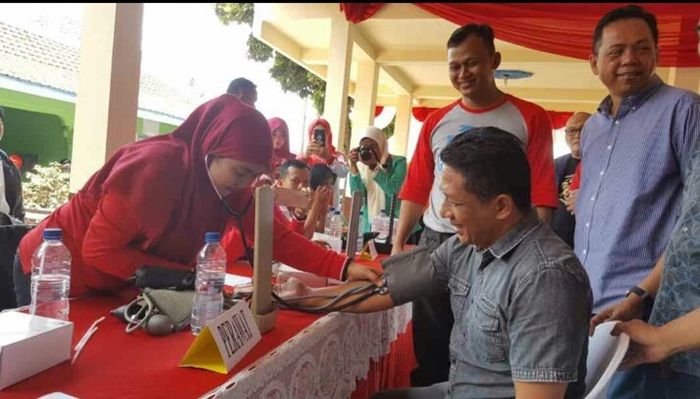 ​Hadiri Pengobatan Gratis, Wabup Marhaenis Beri Motivasi Warganya