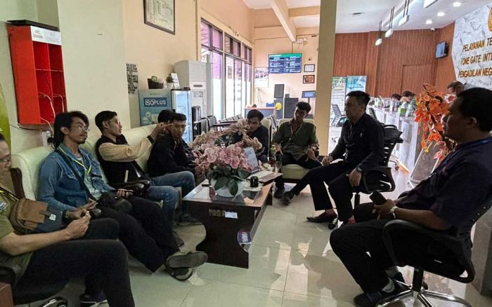 Dibatasi Saat Lakukan Peliputan Sidang, Belasan Awak Media Geruduk Kantor PN Tuban Dibatasi Saat Lakukan Peliputan Sidang, Belasan Awak Media Geruduk Kantor PN Tuban